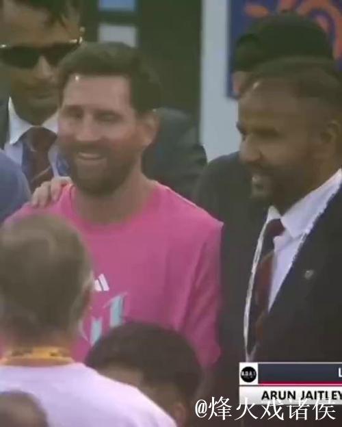 与梅西合影时一男子将孩子推到一边,但德保罗将他拉回 与梅西合影时一男子将孩子推到一边,但德保罗将他拉回